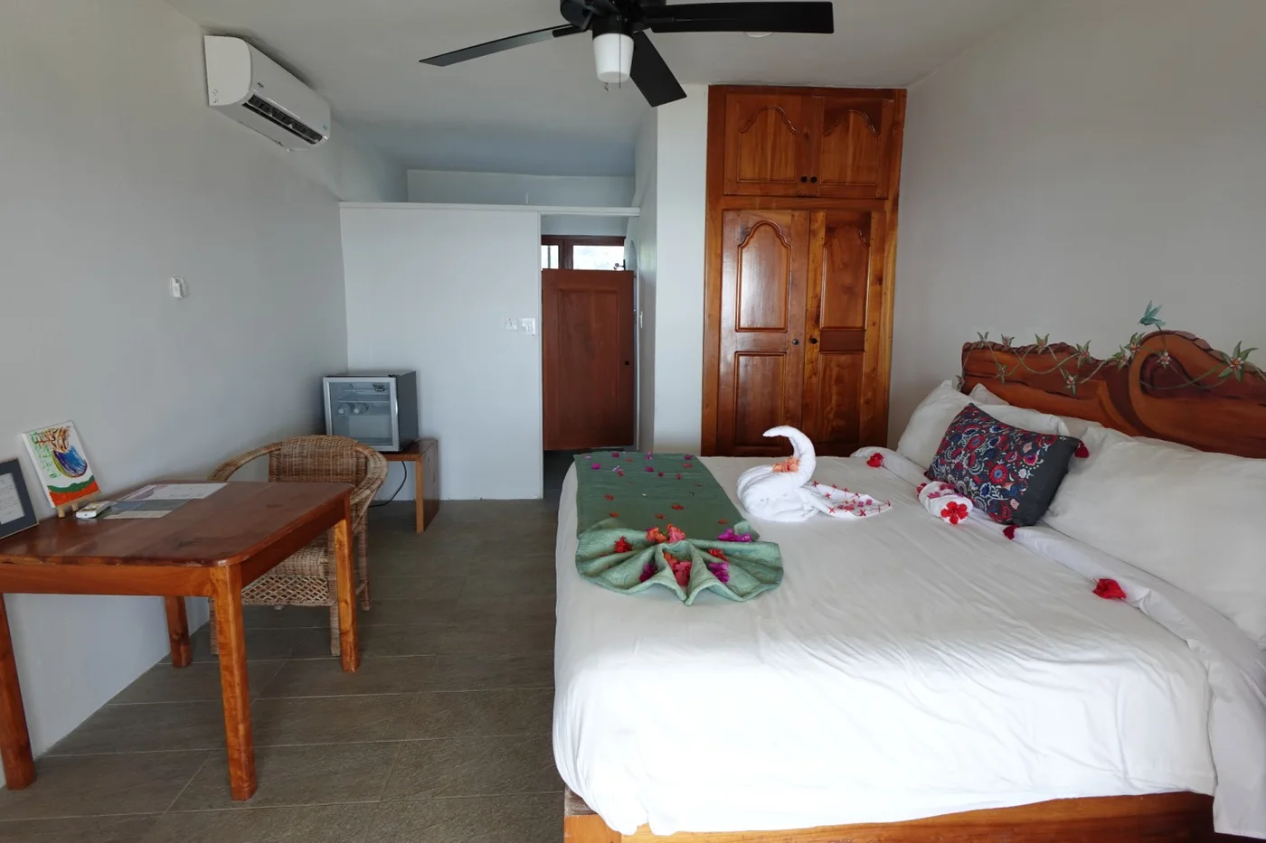 Bedroom and seating area — Bonita, Coral Cove Wellness Resort